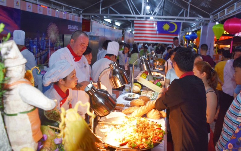 Đông đảo người dân, du khách thưởng thức ẩm thực tại lễ hội -